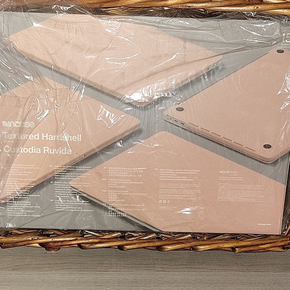 Incase Textured Hardshell 15" Pink - Picture 2 of 4